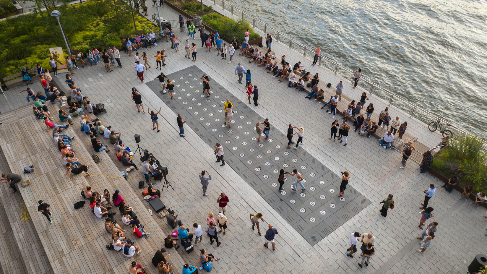 1667551647942358OsGE.jpg 9-Domino Park_dance.jpg