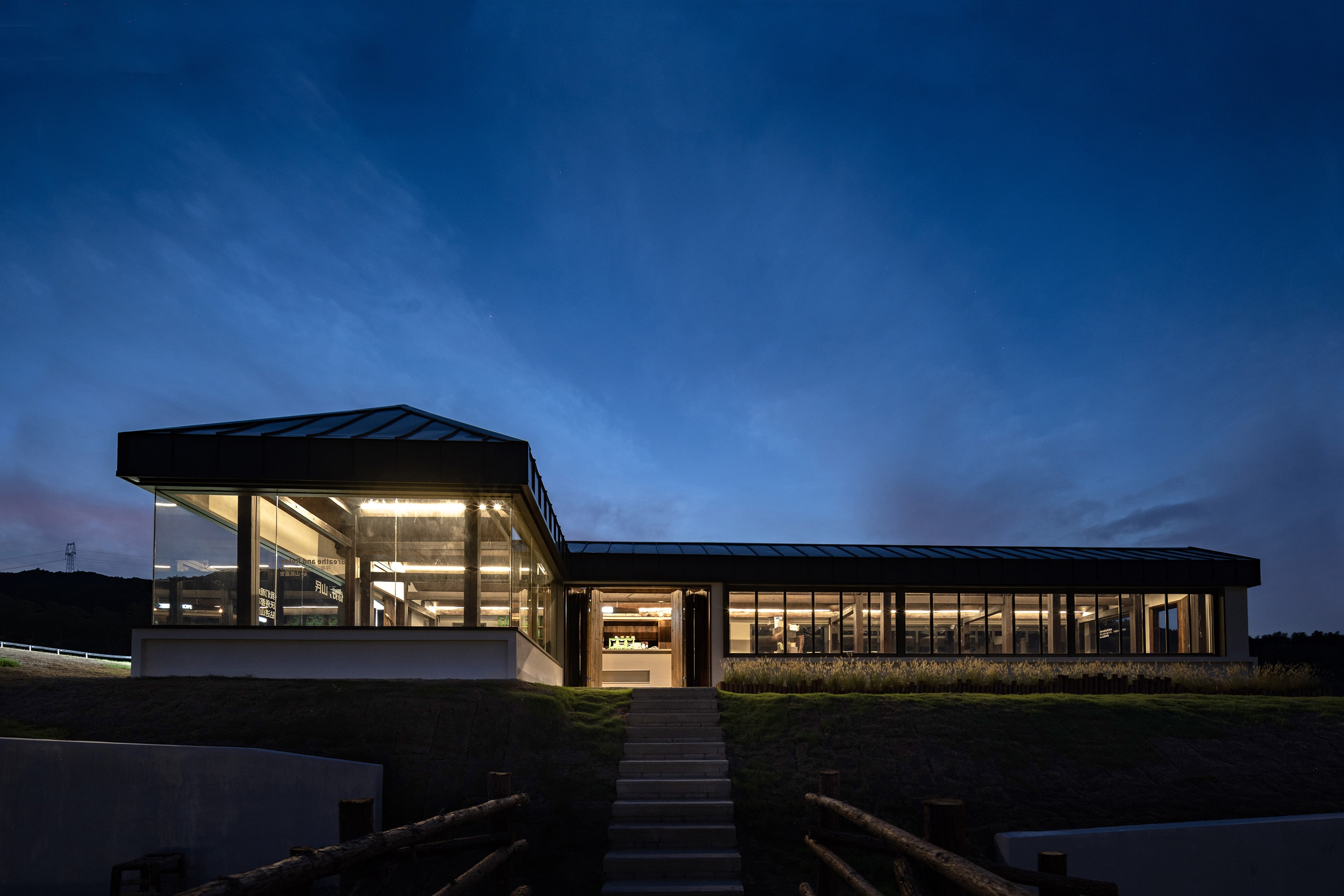 從室外東側看向室內，View from the east side of the exterior looking into the interior  @徐英達-min.jpg