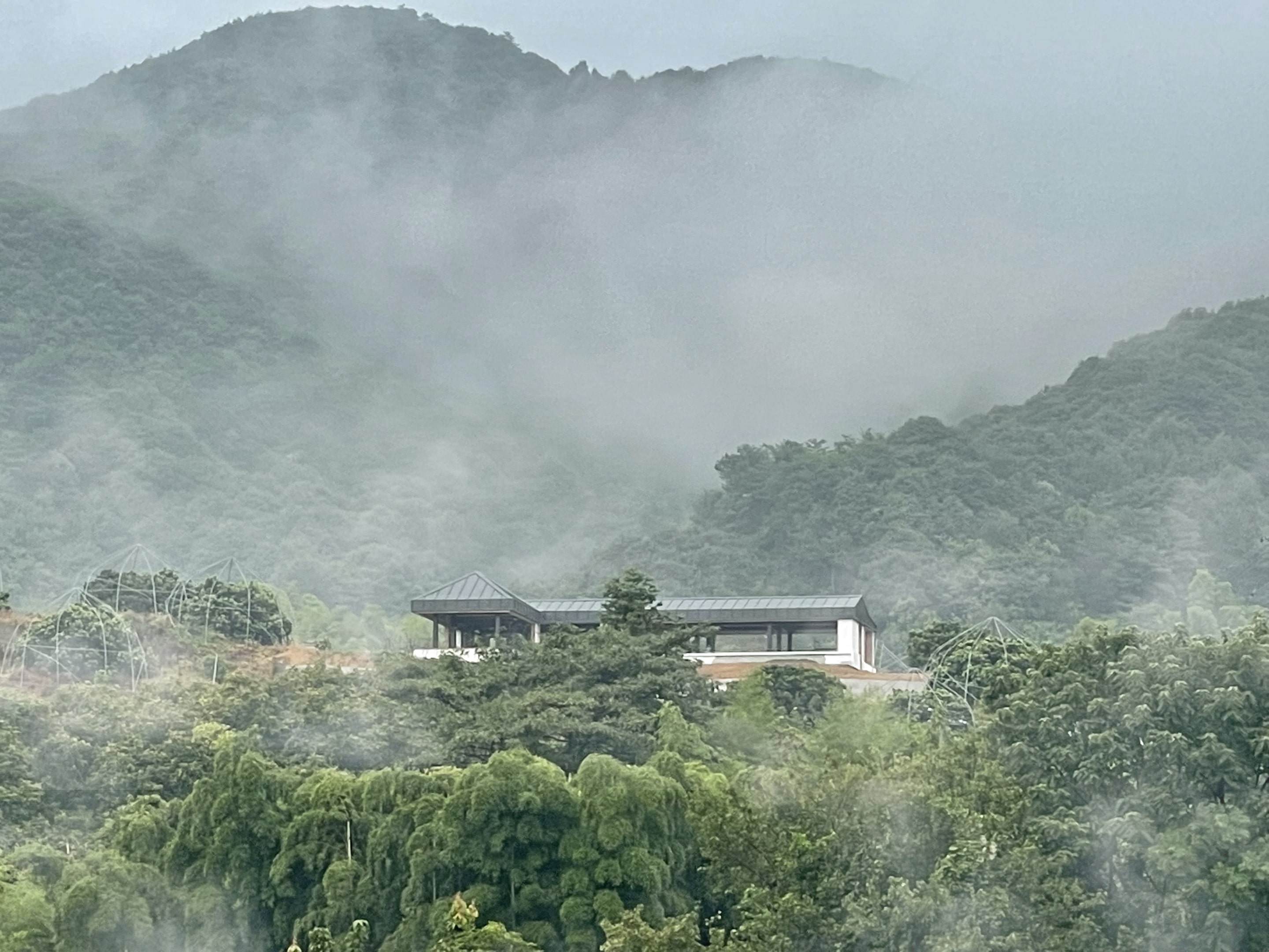 從山下看向建筑，View of the building from the bottom of the mountain  @李栽培-min.jpg