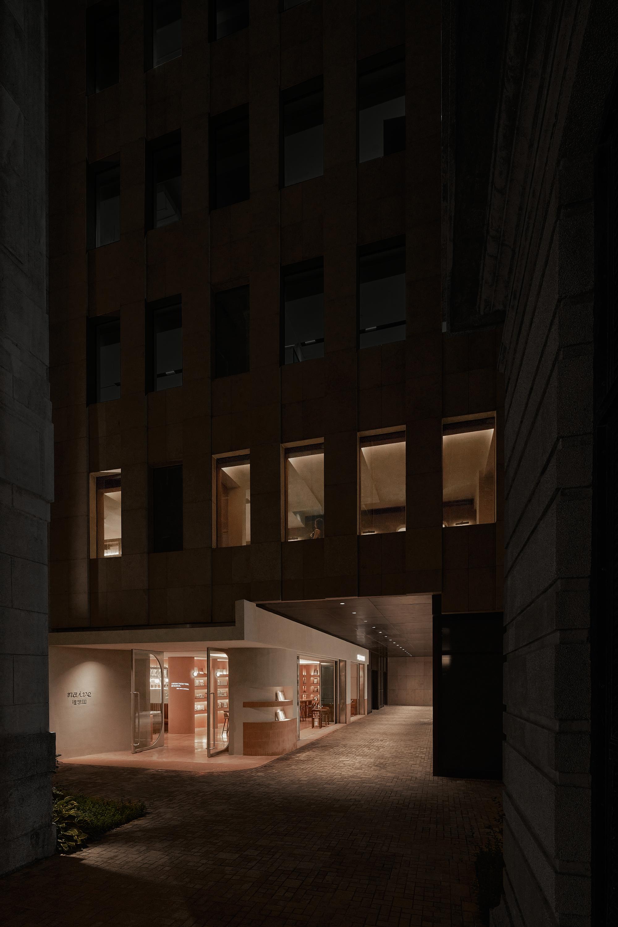1704699203970586pOBI.jpg 01night view of naive IMAGINIST in the ROCKBUND 洛克外灘源安仁路口看naive理想國.jpg