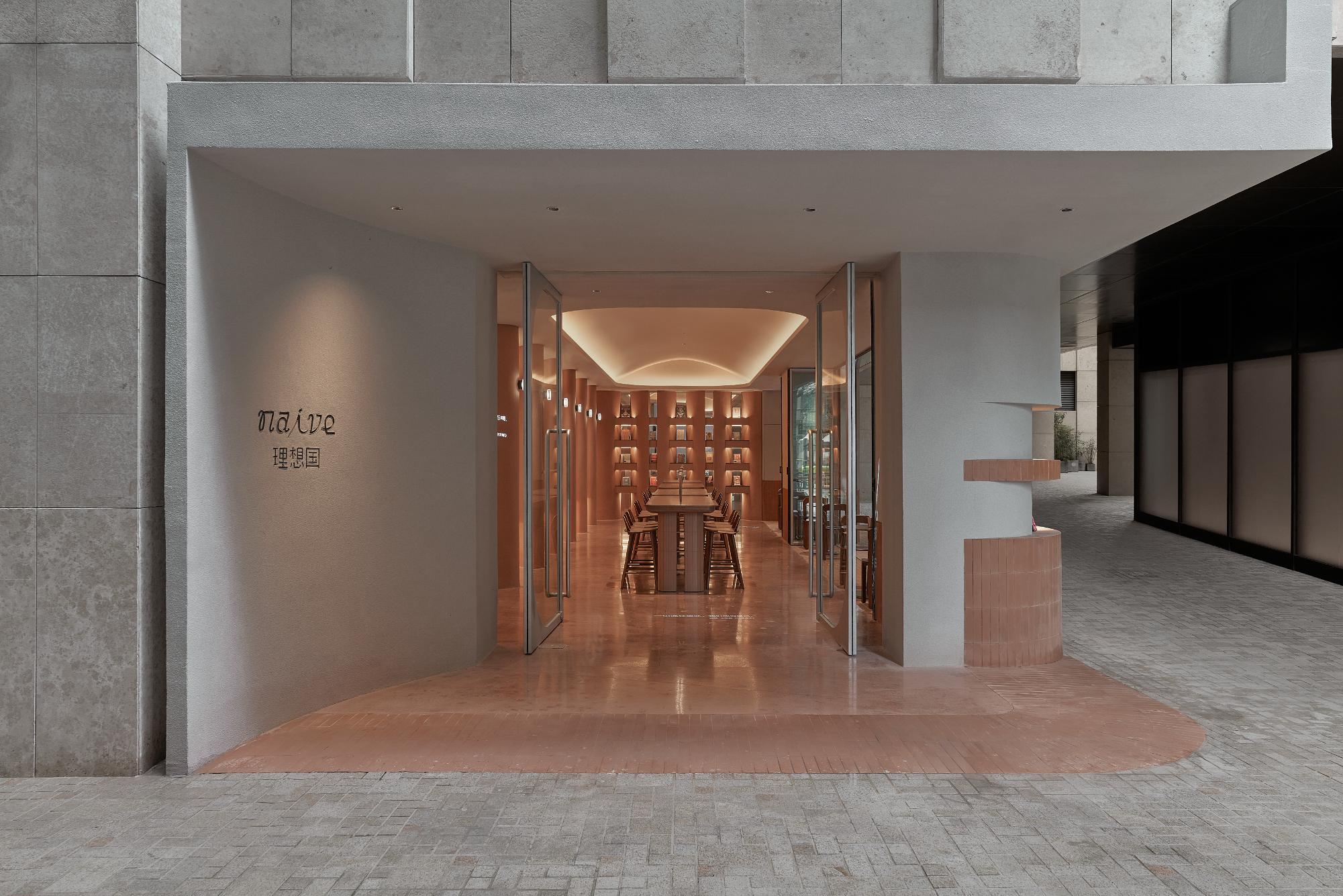 1704699441280968pNr8.jpg 05view towards bookstore from main entrance 從主入口看書店內部.jpg