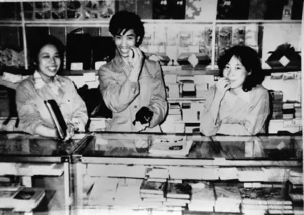 1980年民生百貨商店本子柜組的營業員進行交接班.jpg