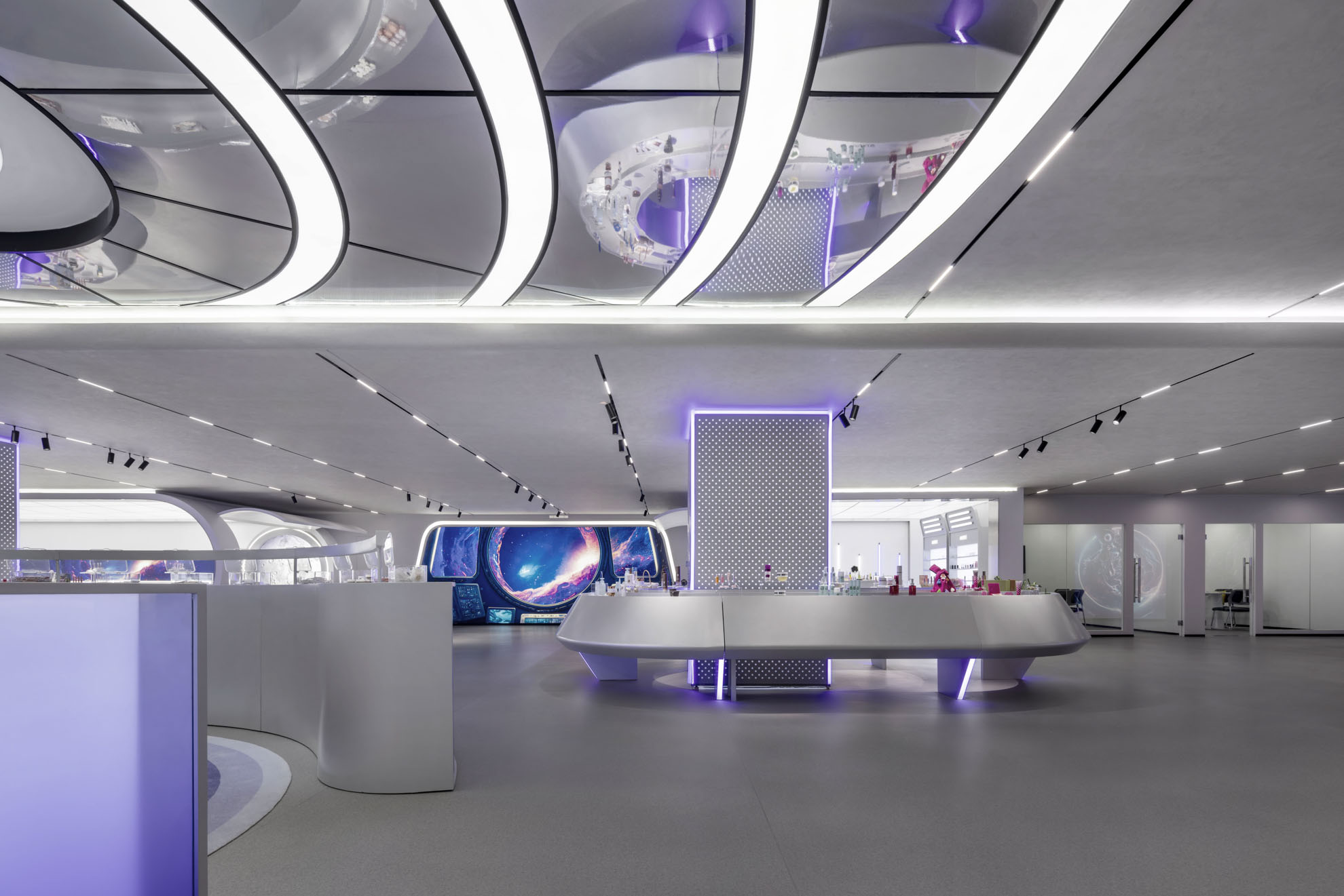 化妝品展示區域及超時空傳送帶，The display area and the hyperspace conveyor belt ? 王尚.jpg