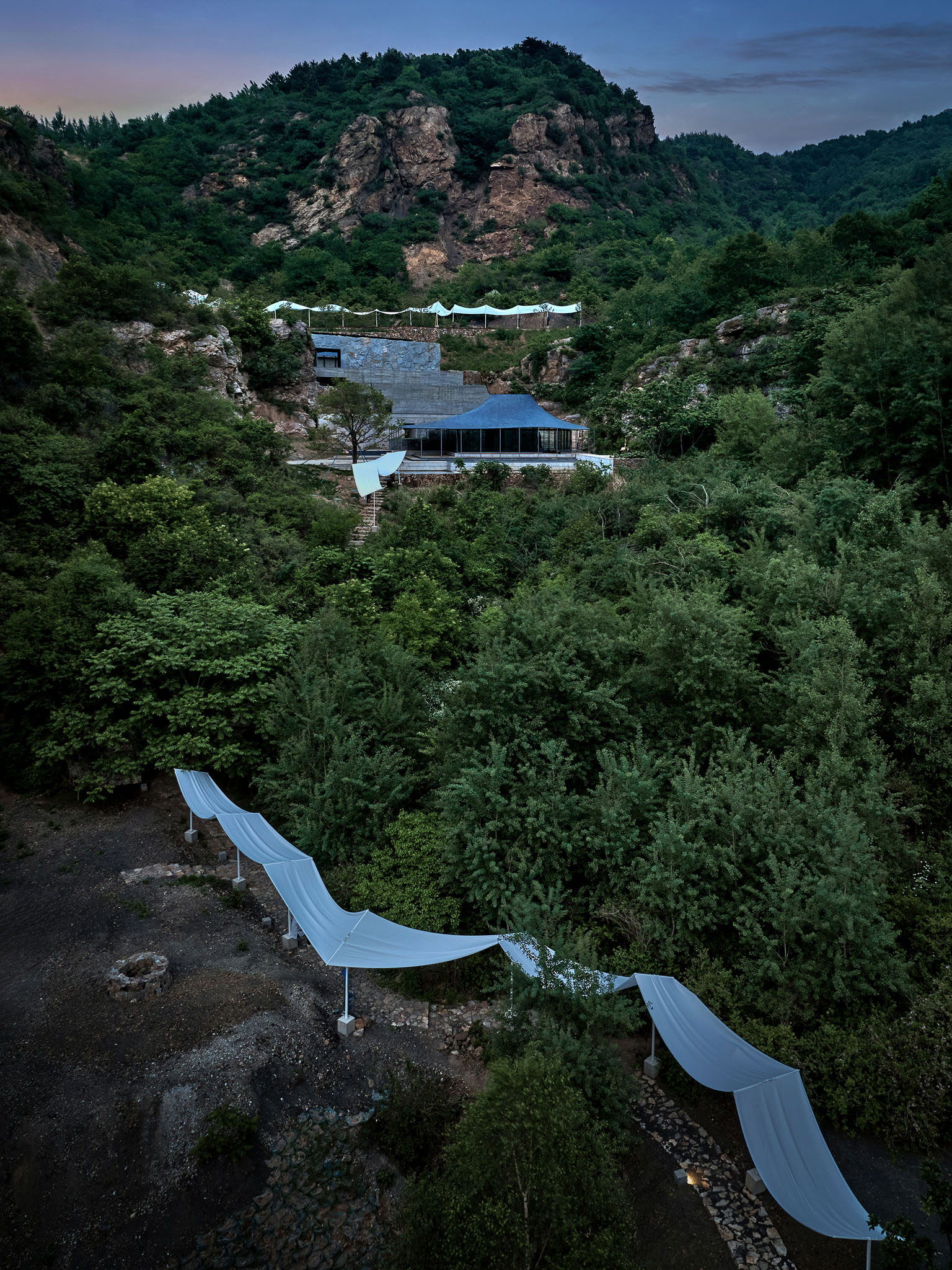 19_山谷里的裝置，建筑和密林 Installations, architecture and forests in the valley?雷壇壇Jonathan Leijonhufvud.jpg