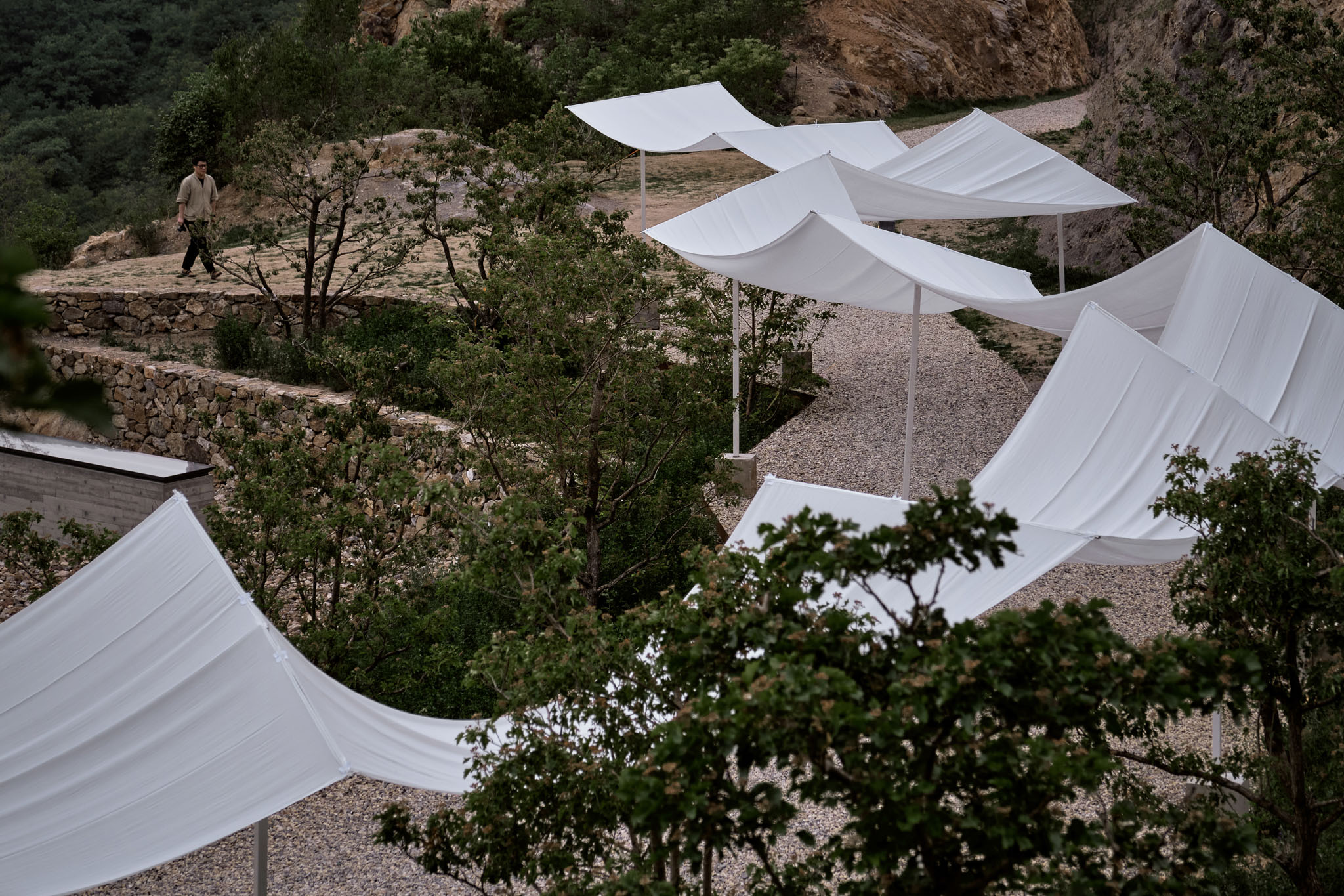 11_T型骨架允許懸掛的布料隨風擺蕩 T-frame allows the hanging fabric to swing in the wind?雷壇壇Jonathan Leijonhufvud.jpg
