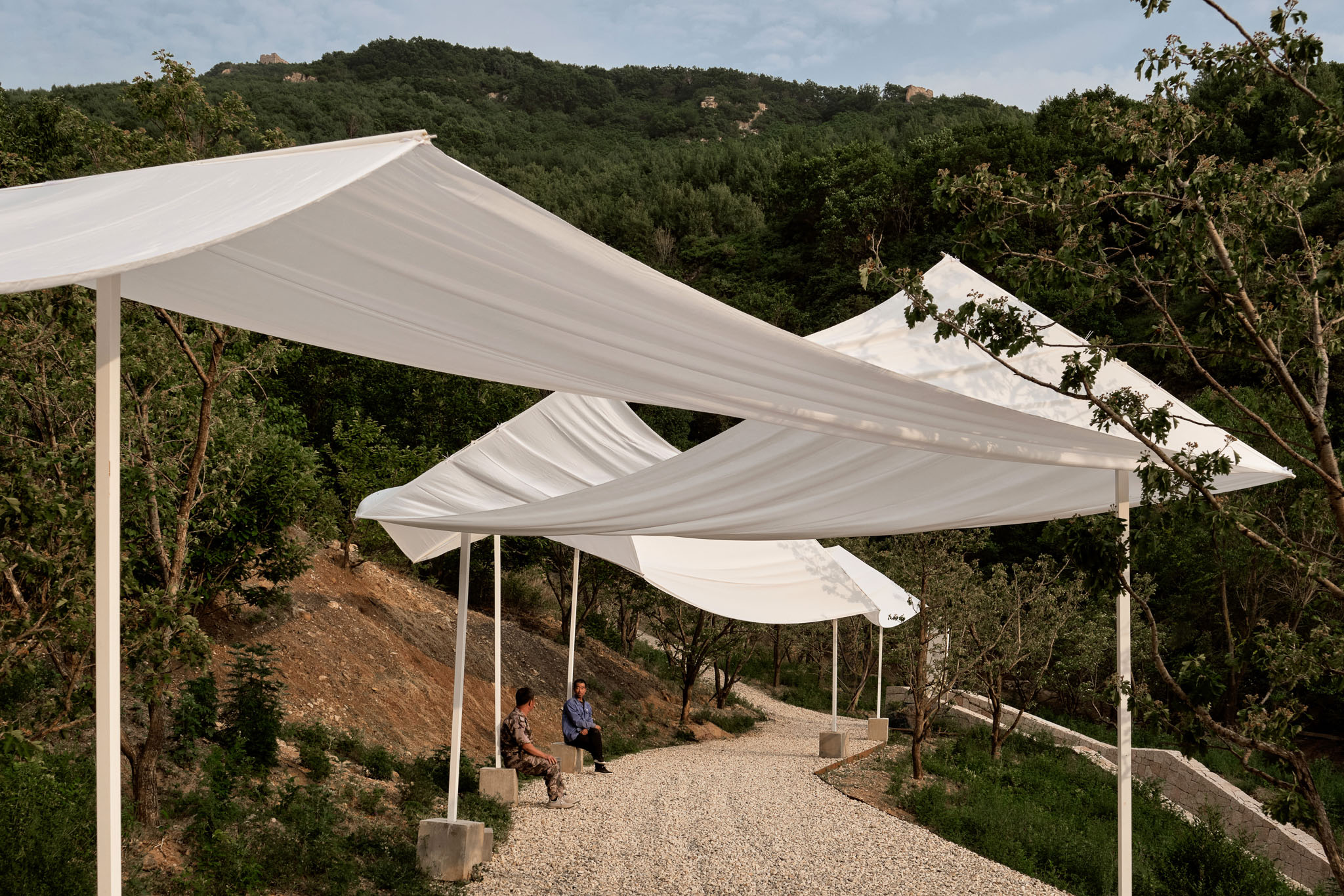 09_裝置為訪客帶去一絲庇護 Installation provides shelter for visitors?雷壇壇Jonathan Leijonhufvud.jpg