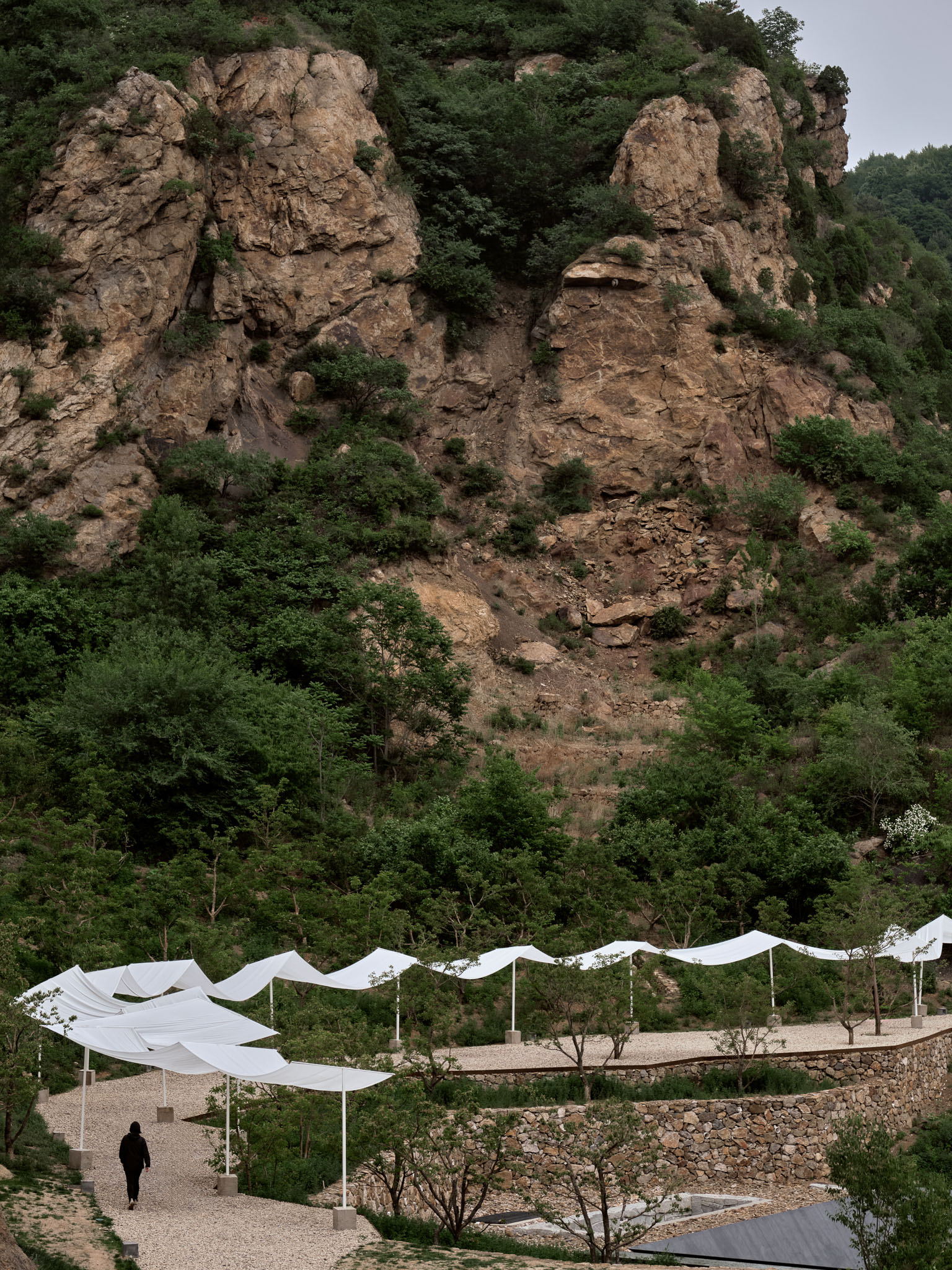 04_訪者在起伏的風幡下穿行 Visitor walked under undulating wind flags?雷壇壇Jonathan Leijonhufvud.jpg