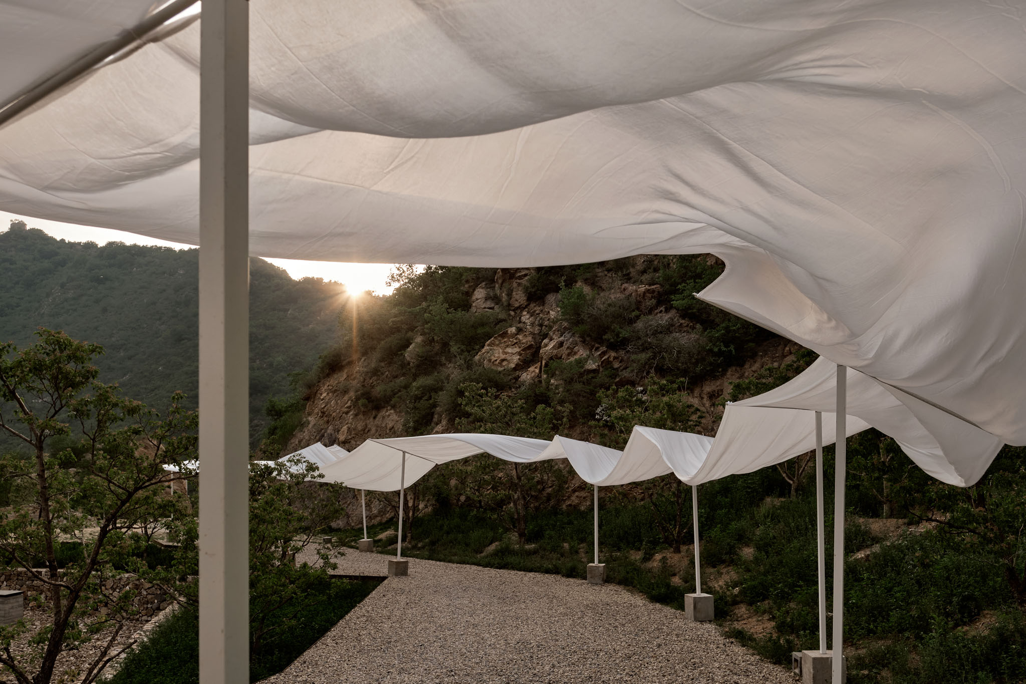 10_飄舞的裝置如同佛像的衣紋 Fluttering installation likes the clothing lines of Buddha statues?雷壇壇Jonathan Leijonhufvud.jpg